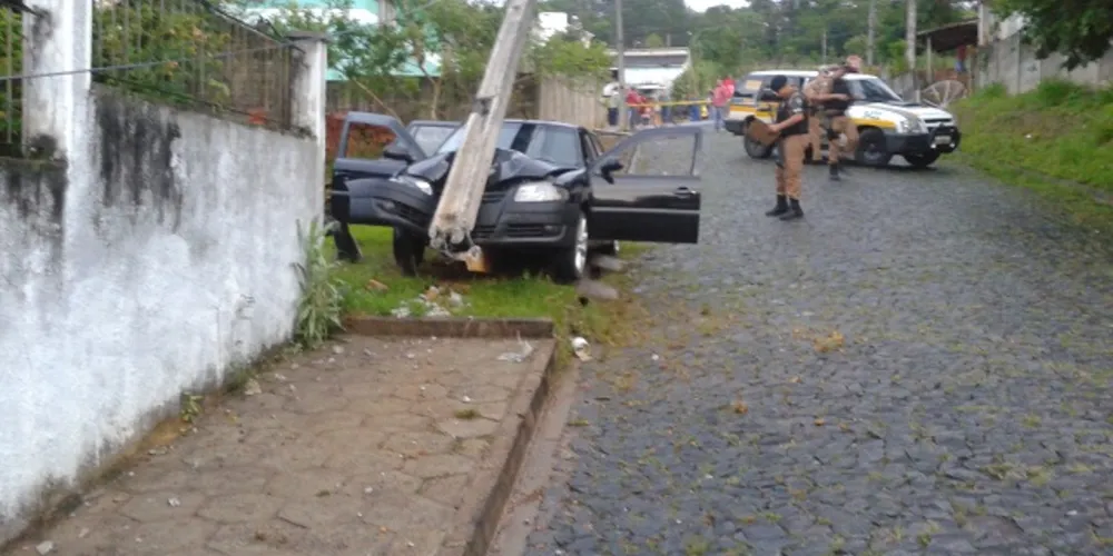 Imagem ilustrativa da imagem Adolescentes fogem da PM e batem carro em Telêmaco