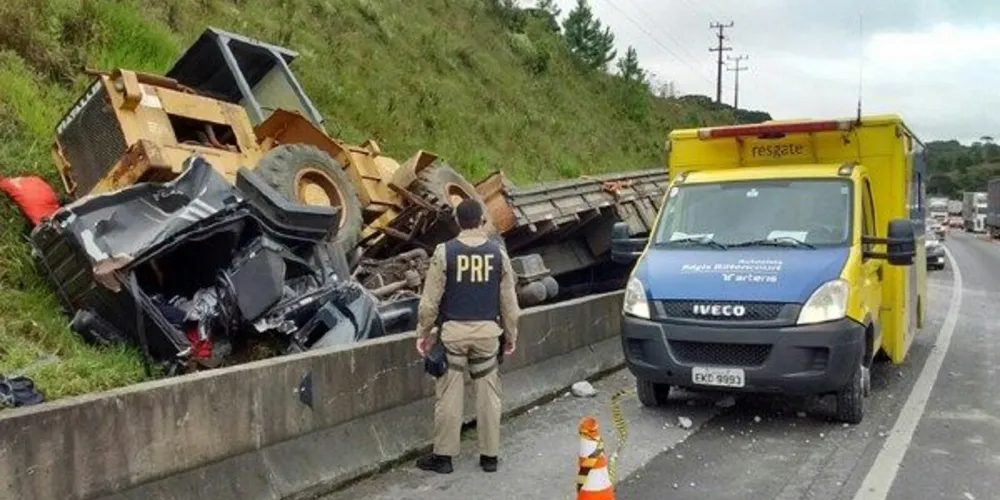 Imagem ilustrativa da imagem Trator destrói cabine de caminhão ao se desprender de carreta