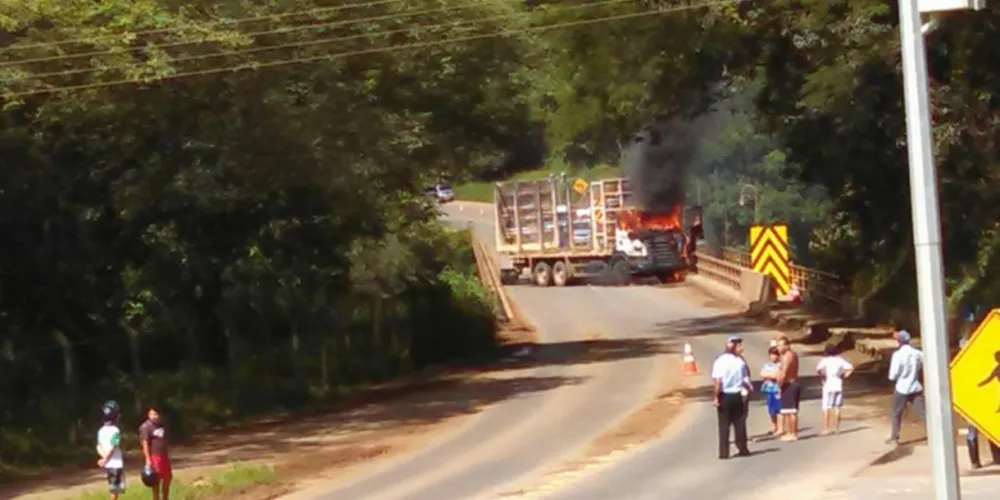 Imagem ilustrativa da imagem Bandidos colocam fogo em caminhão em Telêmaco Borba