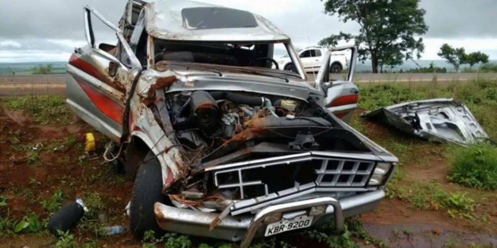 Imagem ilustrativa da imagem Passageiro é arremessado enquanto carro capota