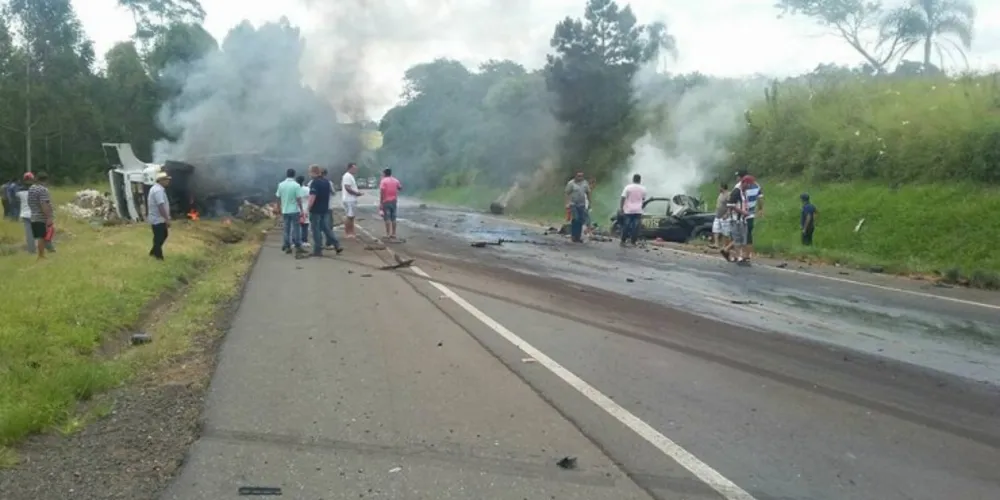Imagem ilustrativa da imagem Caminhão pega fogo na PR-092 e deixa dois mortos