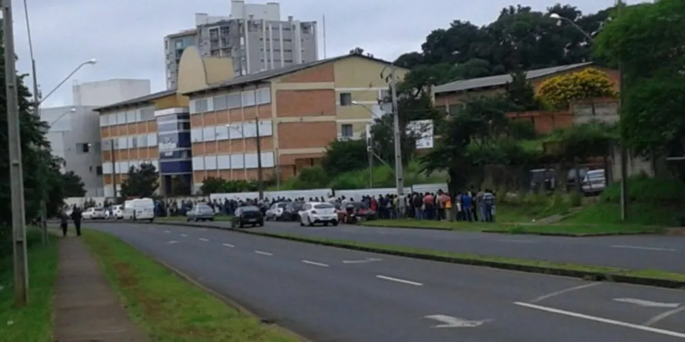Imagem ilustrativa da imagem Eleitores enfrentam fila gigante para fazer a biometria 