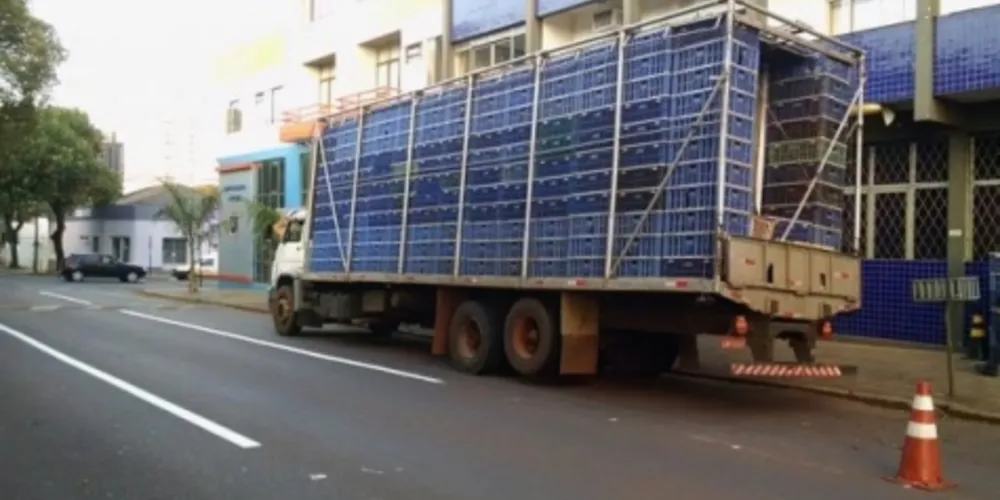 Imagem ilustrativa da imagem Polícia descobre caminhão de frangos transportando cigarro