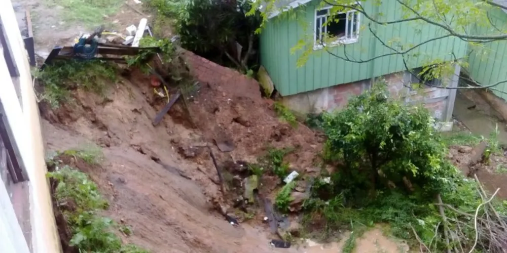 Imagem ilustrativa da imagem Defesa Civil interdita três casas após deslizamentos