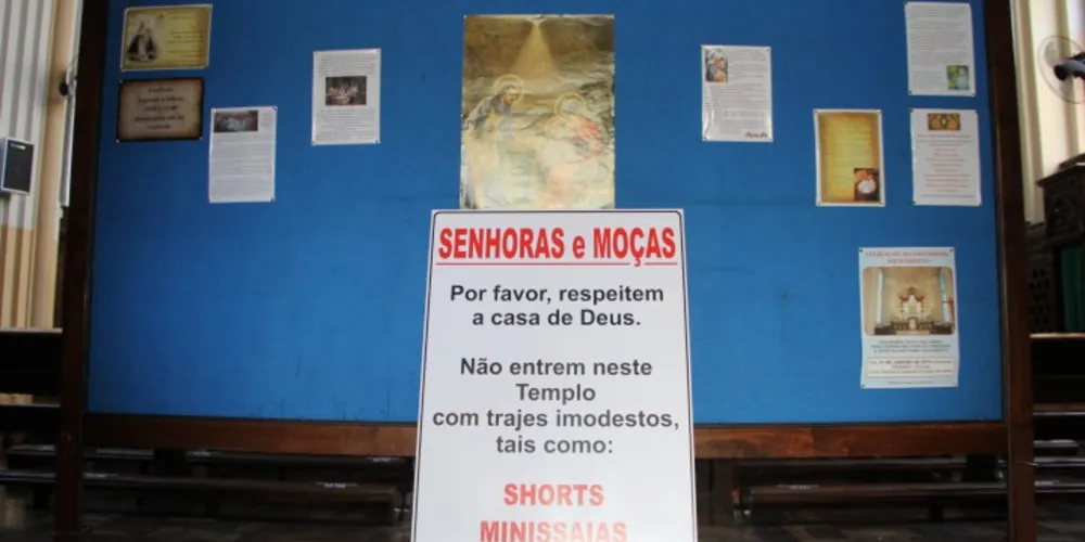 Imagem ilustrativa da imagem Placa em igreja de PG pede compostura às mulheres