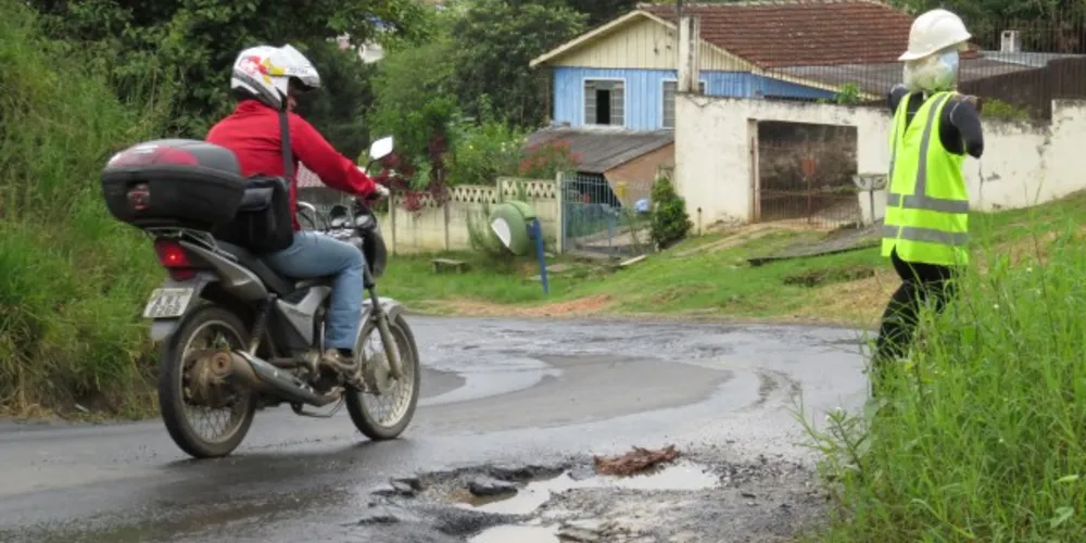 Imagem ilustrativa da imagem Boneco escancara precariedade de rua em bairro de PG