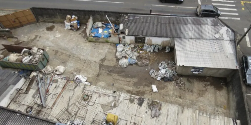 Imagem ilustrativa da imagem Após denúncias, 'lixão' no centro de PG começa a ser esvaziado