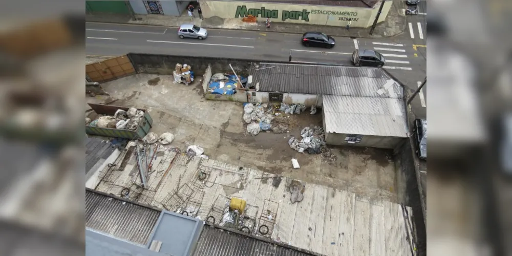 Imagem ilustrativa da imagem Após denúncias, 'lixão' no centro de PG começa a ser esvaziado