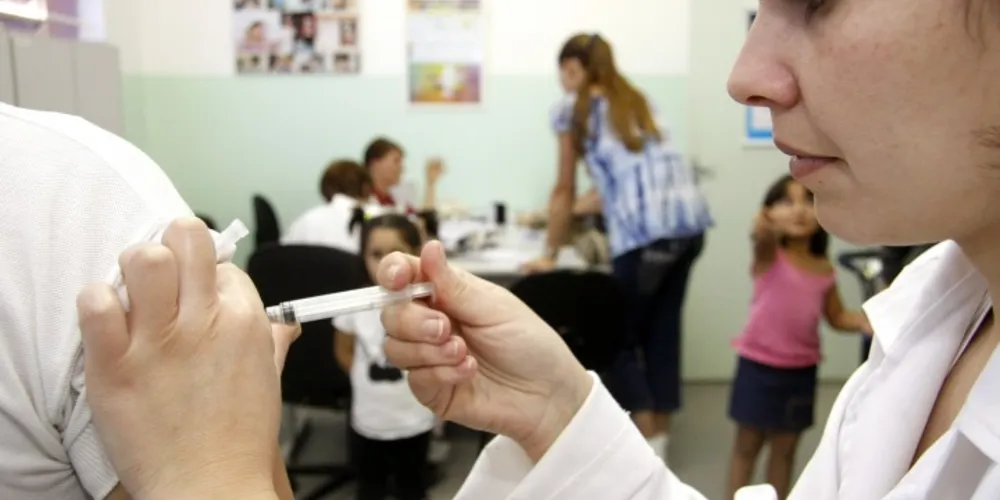 Imagem ilustrativa da imagem Em falta, Prefeitura 'centraliza' aplicação de vacinas em PG
