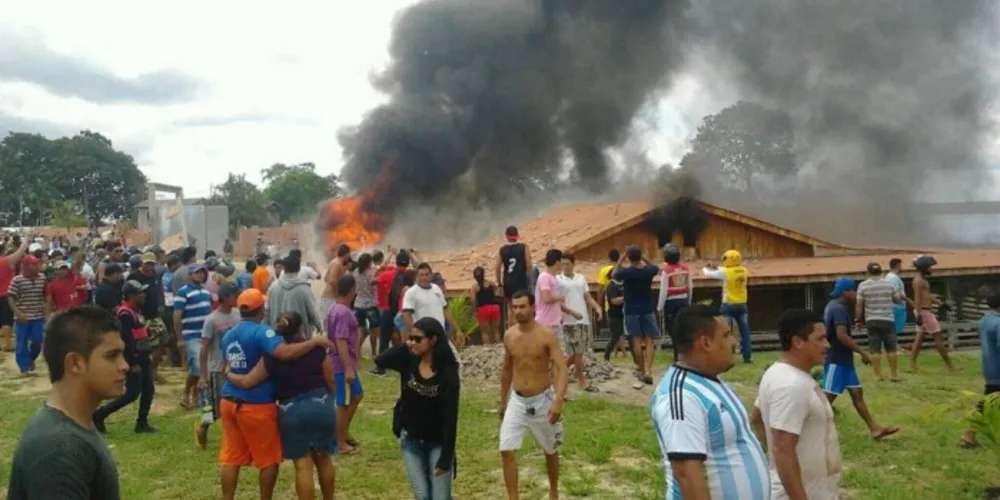 Imagem ilustrativa da imagem Moradores põe fogo na casa do prefeito e depredam Câmara