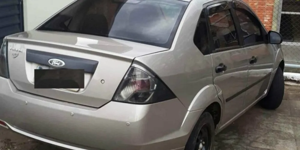 Imagem ilustrativa da imagem PM prende suspeitos de assalto e apreende arma e carro