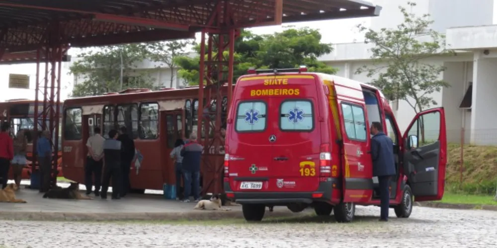Imagem ilustrativa da imagem Ônibus batem em terminal e deixam três feridos