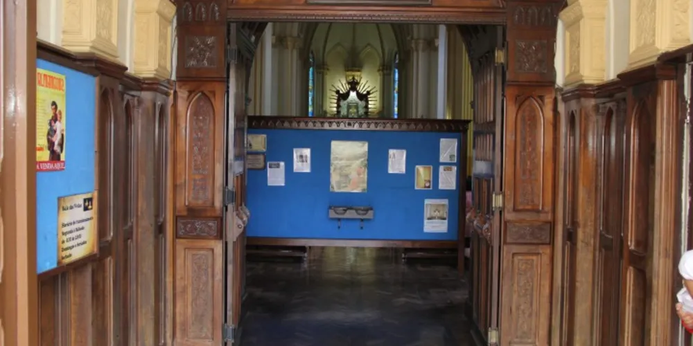 Imagem ilustrativa da imagem Após polêmica, igreja retira placa com aviso às mulheres