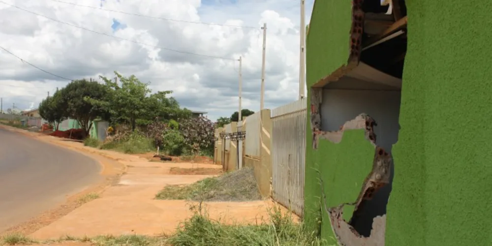 Imagem ilustrativa da imagem Caminhão desce ladeira e destrói parede de casa em PG