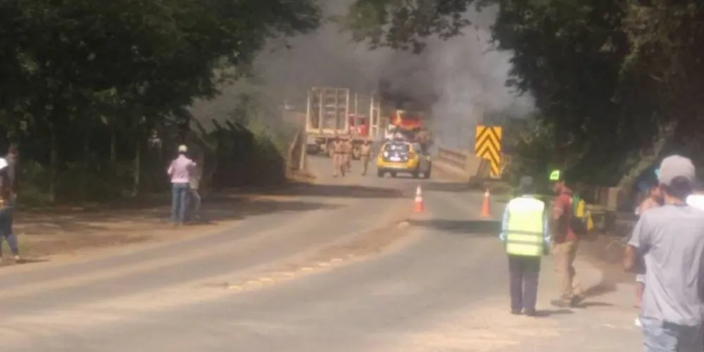 Imagem ilustrativa da imagem Quadrilha põe fogo em carreta e bloqueia rodovia em Telêmaco