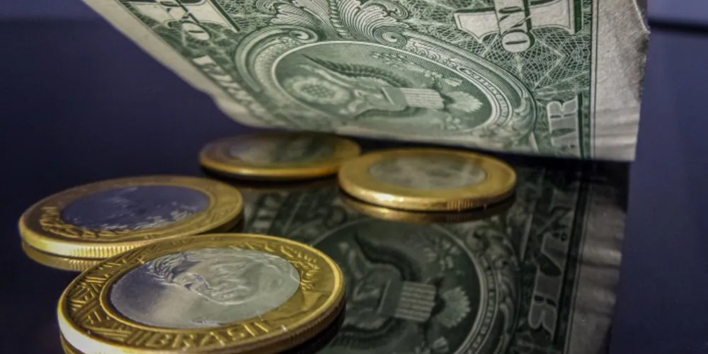 Imagem ilustrativa da imagem Dólar sobe e fecha a R$ 4,16, recorde desde criação do Real