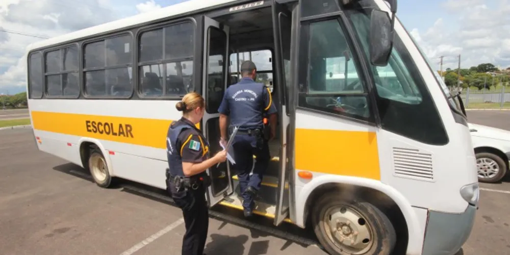 Imagem ilustrativa da imagem Castro inicia vistoria de veículos do transporte escolar