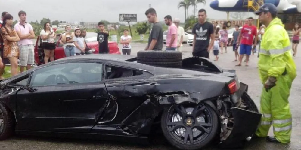 Imagem ilustrativa da imagem Carro avaliado em R$ 1 milhão sofre danos em acidente em SC