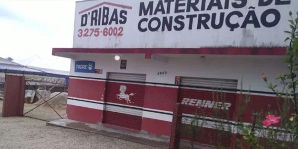 Imagem ilustrativa da imagem Casal de PM reage a assalto em loja e suspeito acaba morto