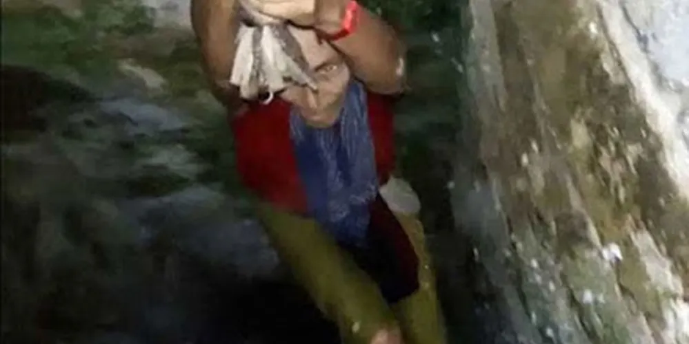Imagem ilustrativa da imagem Turista escorrega e cai em poço ao tirar selfie