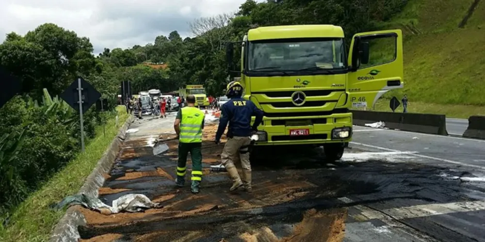Imagem ilustrativa da imagem Carreta tomba e bloqueia por mais de uma hora a BR-277 