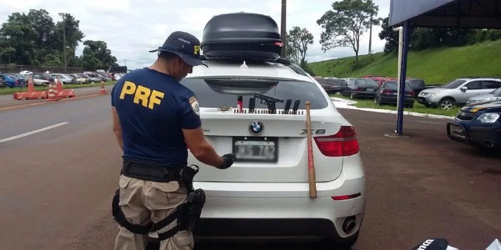 Imagem ilustrativa da imagem PRF prende casal com controle remoto para cobrir placa