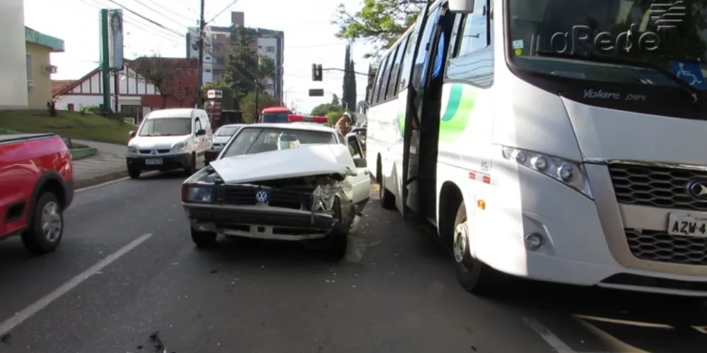 Imagem ilustrativa da imagem Carro atinge ônibus e complica trânsito em PG