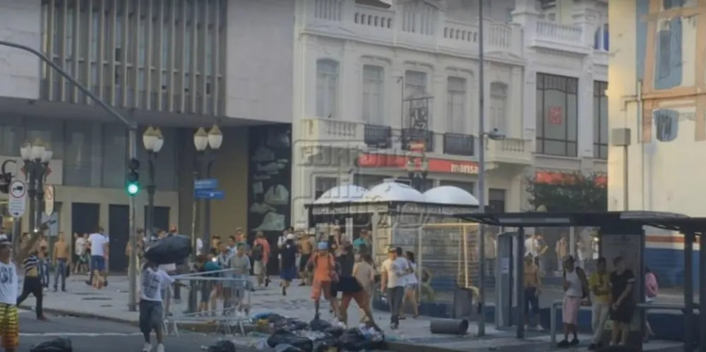 Imagem ilustrativa da imagem Foliões confrotam PM durante festa de rua em Curitiba