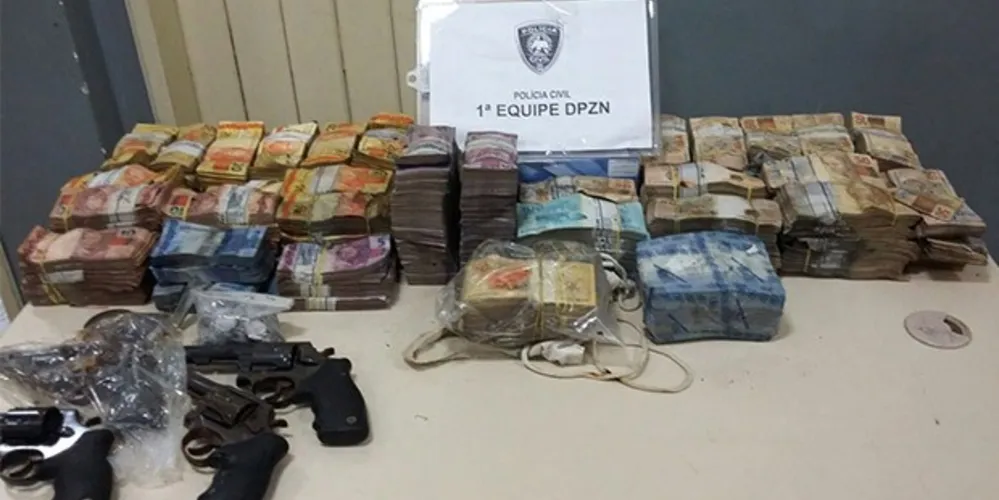 Imagem ilustrativa da imagem Homem encontra R$ 500 mil no quintal e entrega à polícia