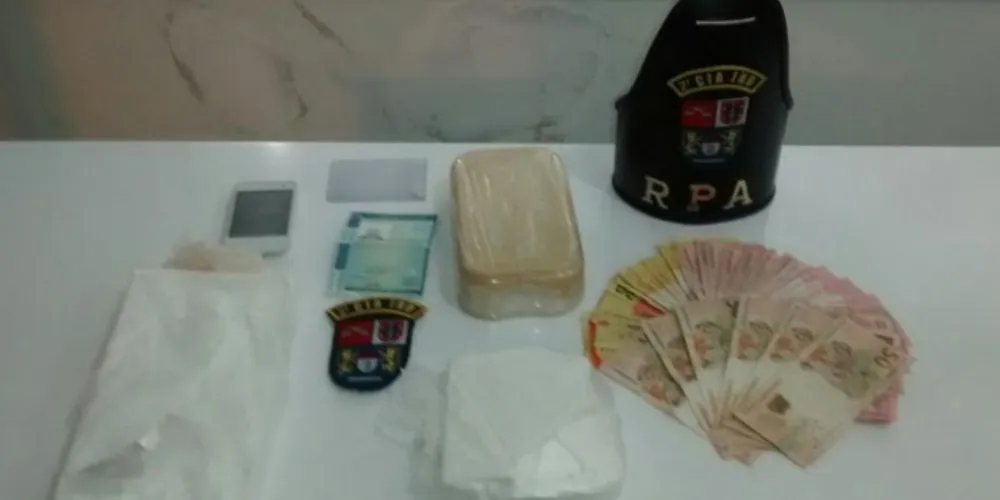 Imagem ilustrativa da imagem Dupla foge de moto, bate em viatura da PM e acaba presa