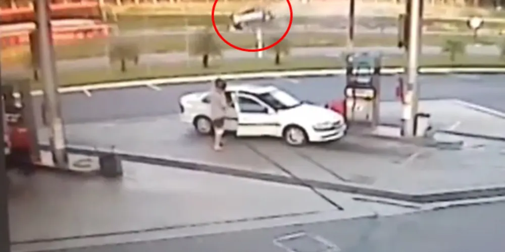 Imagem ilustrativa da imagem Vídeo mostra mulher sendo ejetada durante capotamento