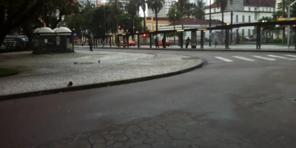 Imagem ilustrativa da imagem Motoristas cruzam braços e Curitiba enfrenta greve no transporte