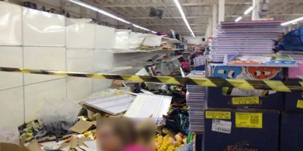 Imagem ilustrativa da imagem Prateleiras desabam sobre clientes e ferem bebê de 10 meses