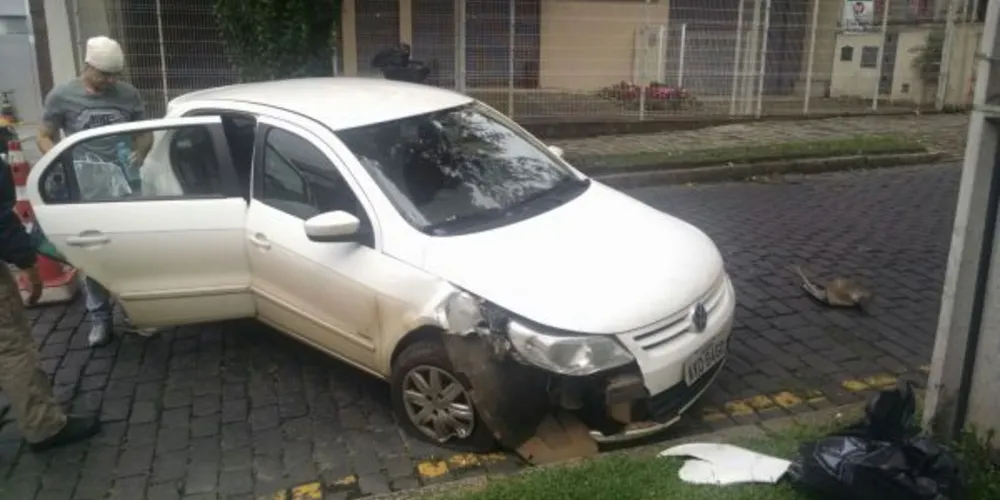 Imagem ilustrativa da imagem Motorista tem ‘apagão’ e colide contra poste