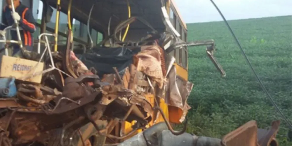 Imagem ilustrativa da imagem Colisão entre ônibus e caminhões mata seis no Paraná