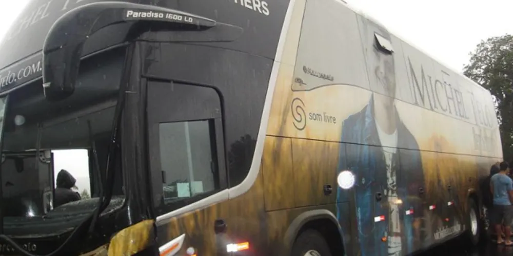Imagem ilustrativa da imagem Michel Teló emite nota sobre acidente com ônibus de banda