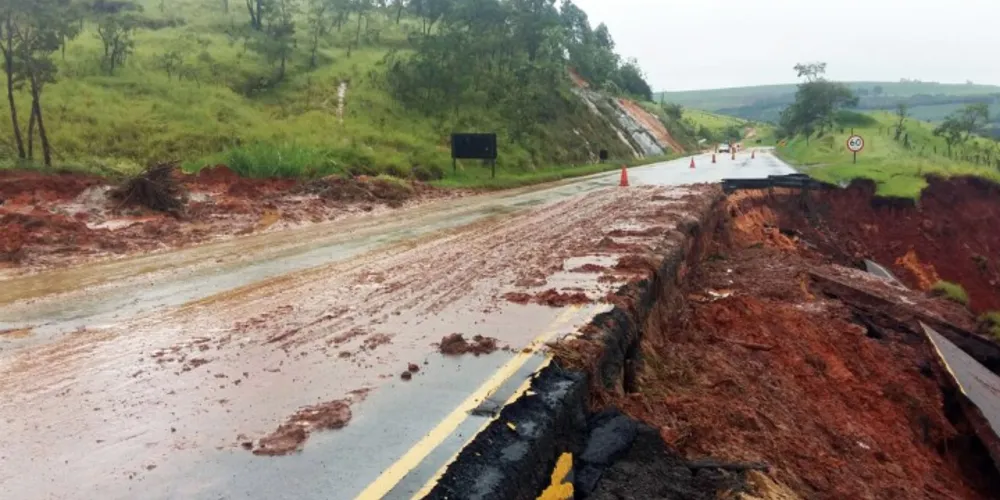 Imagem ilustrativa da imagem Richa determina ação emergencial para recuperar estradas