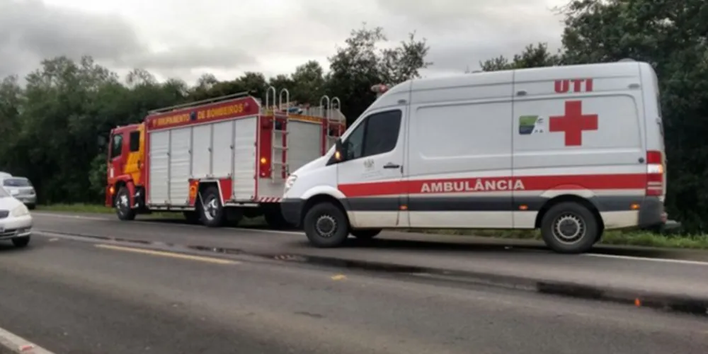 Imagem ilustrativa da imagem Carro cai dentro de rio e motorista morre no Paraná