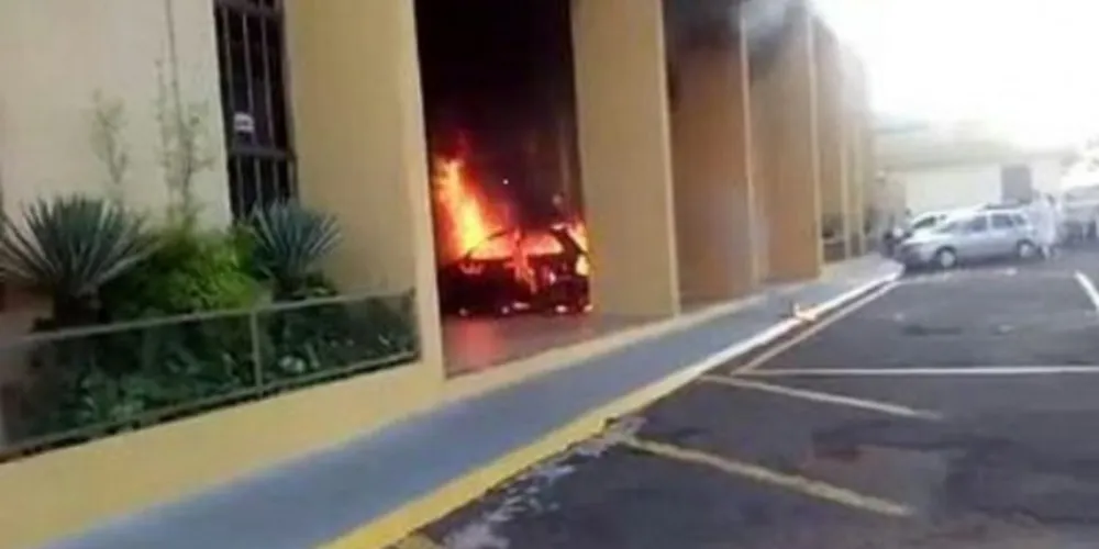 Imagem ilustrativa da imagem Motorista bate em igreja, incendeia carro e foge