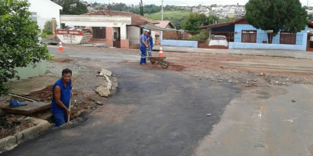 Imagem ilustrativa da imagem Prefeitura realiza limpeza nas ruas após fortes chuvas