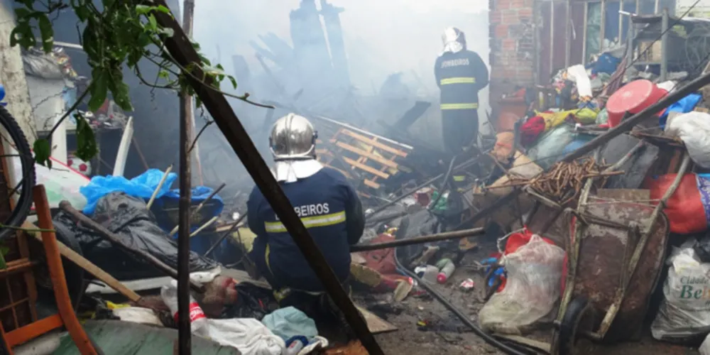 Imagem ilustrativa da imagem Família de catadores tem casa destruída por incêndio
