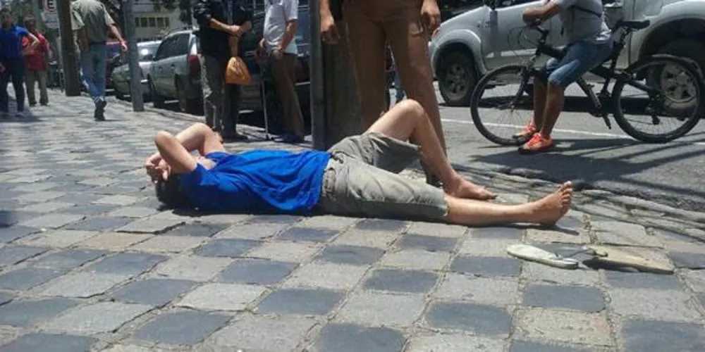 Imagem ilustrativa da imagem Rapaz usa bengala de deficiente para agredir pedestres e é preso