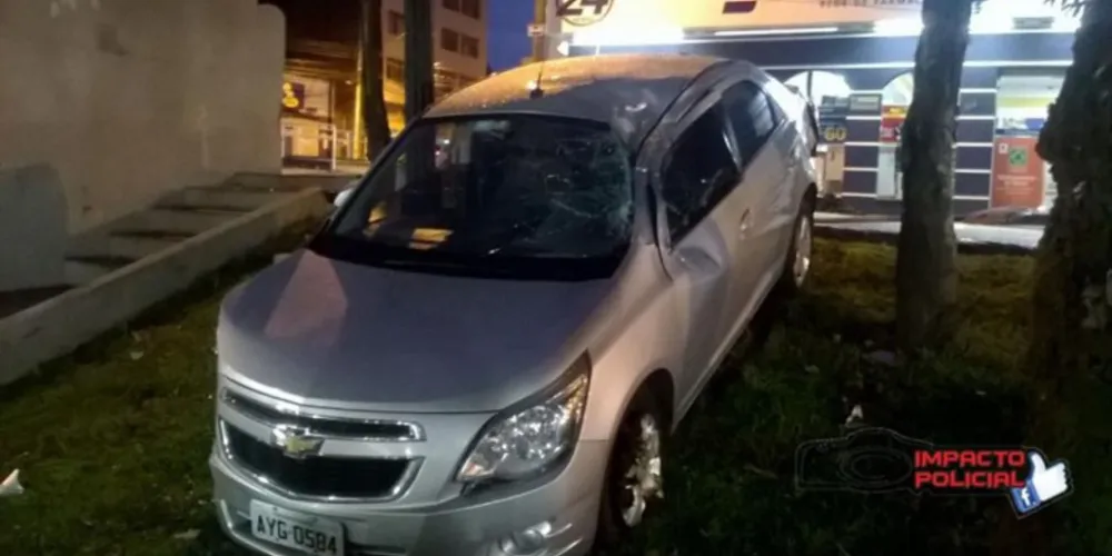 Imagem ilustrativa da imagem Carro bate, capota e vai parar no meio de praça em PG