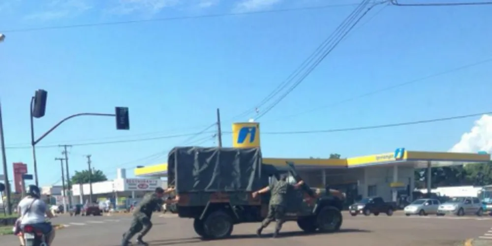 Imagem ilustrativa da imagem Foto de militares empurrando veículo no PR repercute na web