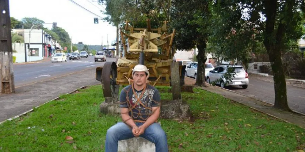 Imagem ilustrativa da imagem Agricultor se amarra em praça e promete pronunciamento