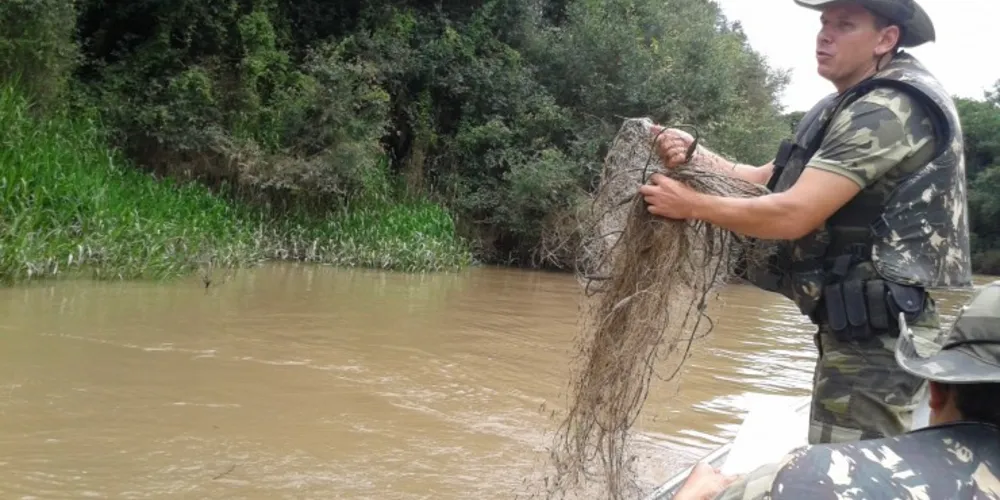 Imagem ilustrativa da imagem Polícia Ambiental encontra arma e redes de pesca