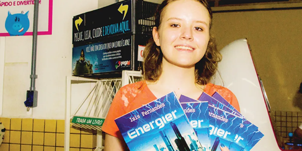Imagem ilustrativa da imagem Escritora de 14 anos faz doação de livros para projeto de leitura