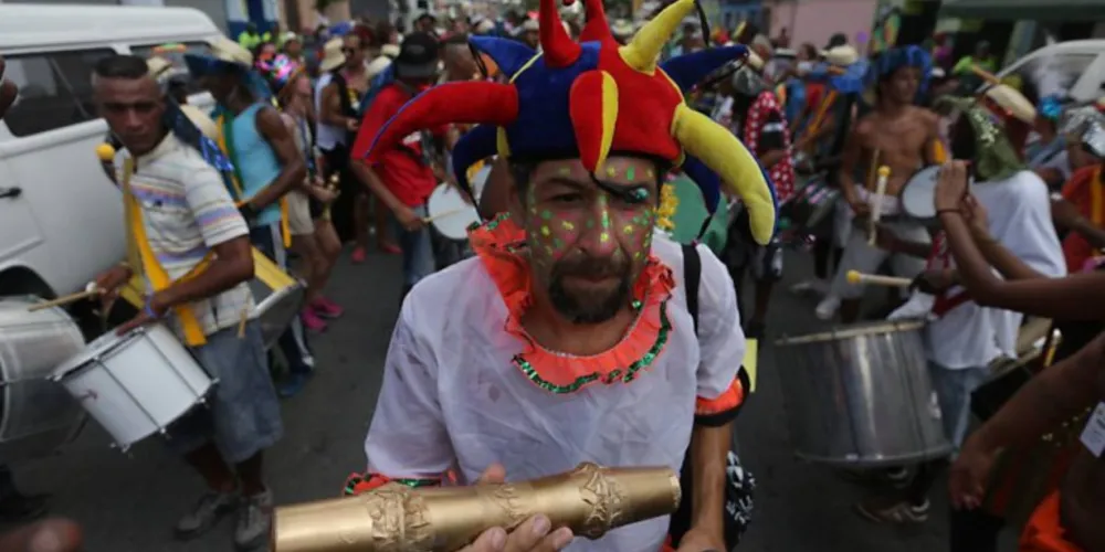 Imagem ilustrativa da imagem Usuários de drogas brincam carnaval na Cracolândia, em SP