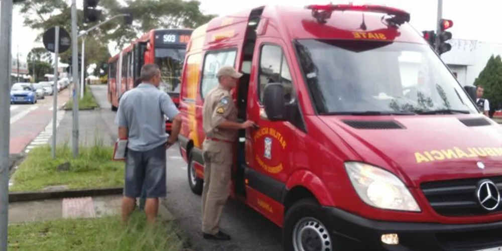 Imagem ilustrativa da imagem Idoso fica entre vida e morte ao ser atropelado por biarticulado