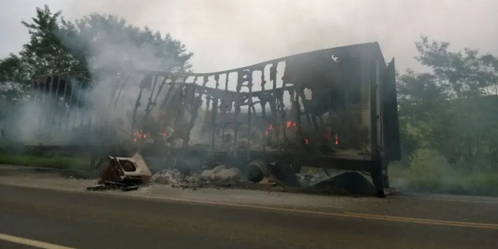 Imagem ilustrativa da imagem Caminhão carregado com químico pega fogo na PR-151